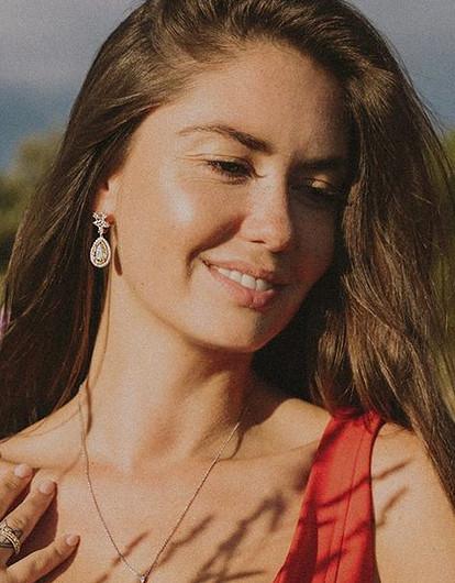 Атласный корсет и сеновал: Агата Муцениеце поделилась кадром с новой фотосессии