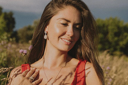 Атласный корсет и сеновал: Агата Муцениеце поделилась кадром с новой фотосессии