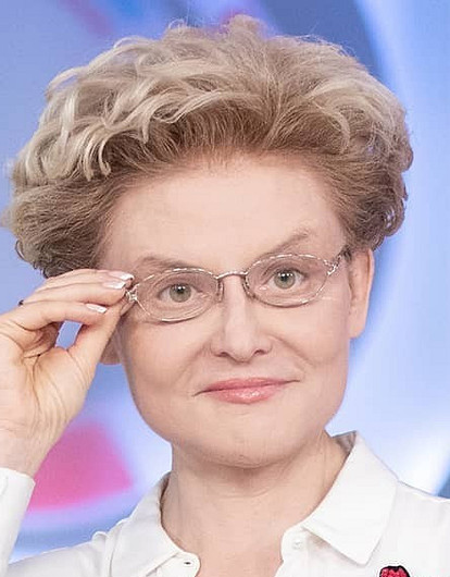 Елена Малышева показала новорожденную внучку (видео)