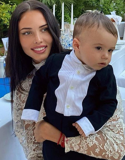 «Улыбается под водой»: Анастасия Решетова показала, как ныряет ее 10-месячный сын (видео)