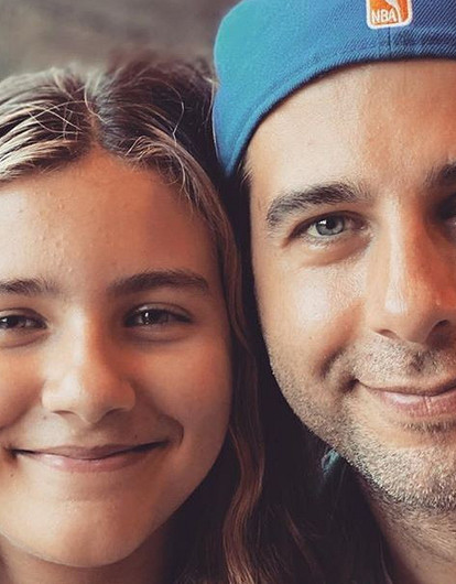 Иван Ургант выложил редкое семейное фото с женой и дочерьми (копии отца)