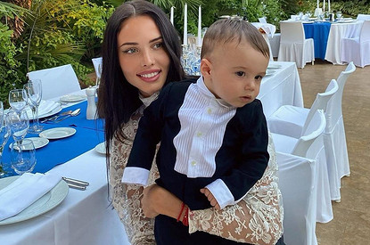 «Улыбается под водой»: Анастасия Решетова показала, как ныряет ее 10-месячный сын (видео)