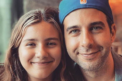 Иван Ургант выложил редкое семейное фото с женой и дочерьми (копии отца)