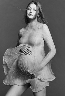 Беременная Джиджи Хадид впервые показала округлившийся живот в новой фотосессии