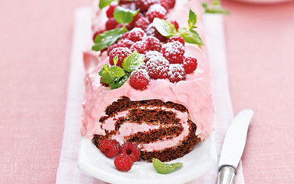 Рулет с малиной и творогом