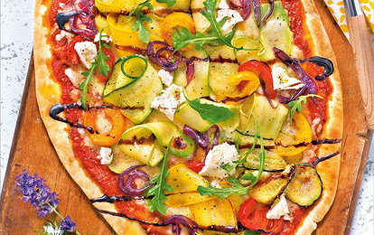 Пицца с кабачками, цукини и сладким перцем