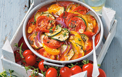 Запеканка с помидорами и красным луком