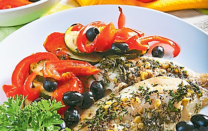 Легкий ужин: рецепт судака с цукини и оливками