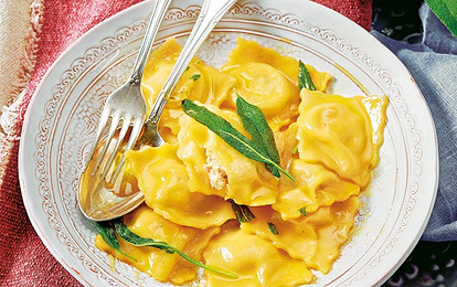 Равиоли с тунцом, рукколой и шалфеем