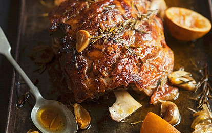 Баранина с чесноком и розмарином