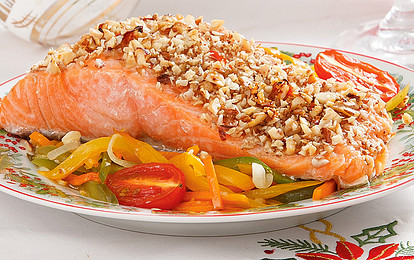 Лосось с орехами