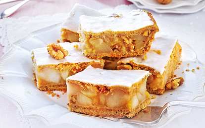 Пирог с яблоками, грушами и орехами