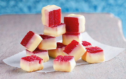 Конфеты с клубникой и шоколадом