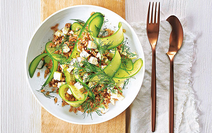 Салат из огурцов, пшеницы и грецких орехов