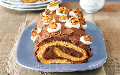 Рулет с шоколадом и орехами