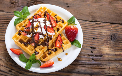 Вафли с шоколадом и клубникой