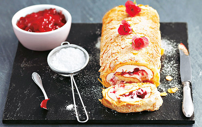 Рулет с вишневым джемом