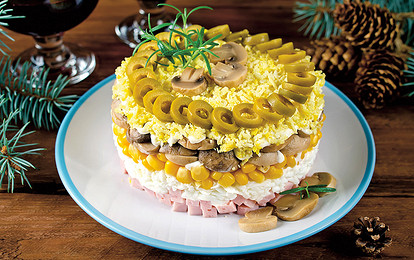 Салат с оливками и ветчиной