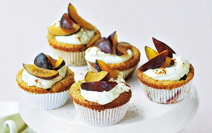 Капкейки со сливами и орехами