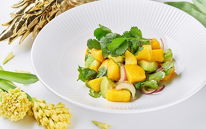 Рецепт от шефа: салат с авокадо и манго