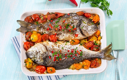 Ты еще не похудела: рецепт рыбы, запеченной с помидорами