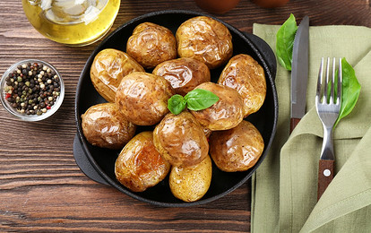 8 простых рецептов картошки, запеченной целиком