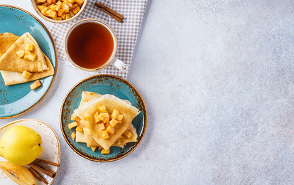 К завтраку и на десерт: 5 вариантов начинки из яблок для блинов