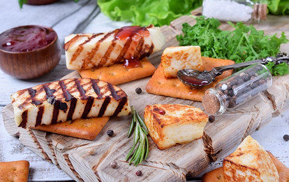 Халлуми или сулугуни: 8 вариантов, как жарить сыр для салатов и закусок (видео)