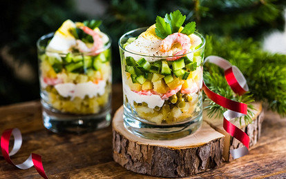 Как украсить салаты на Новый год 2020: 7 способов сервировать блюдо как шеф