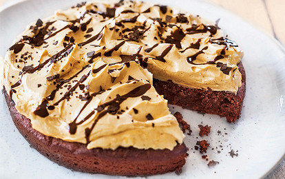 Шоколадный торт с арахисом