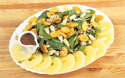 Салат с ананасами