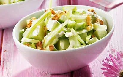 Салат с сельдереем и орехами