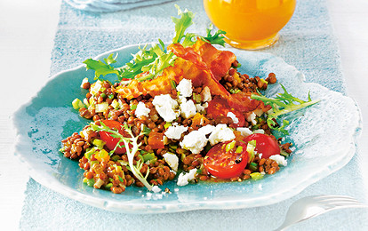 Салат с чечевицей, сыром и беконом