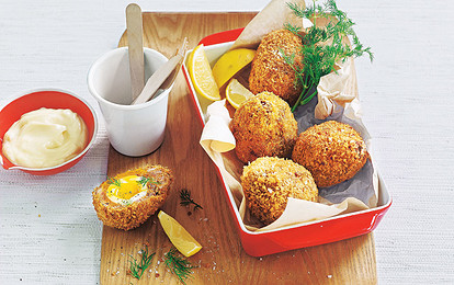 Блюда из фарша: яйца-по-шотландски и котлеты на шпажках