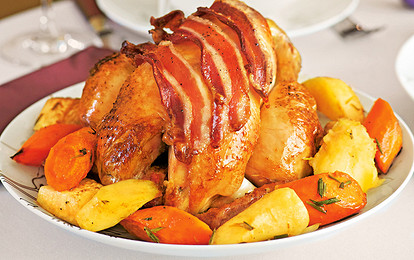 Курица в беконе, запеченная с овощами