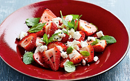 Салат с клубникой и брынзой
