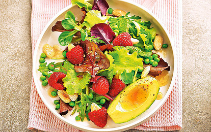 Веганский салат с малиной и миндалем