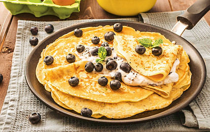 Банановые блинчики с черникой и грецкими орехами