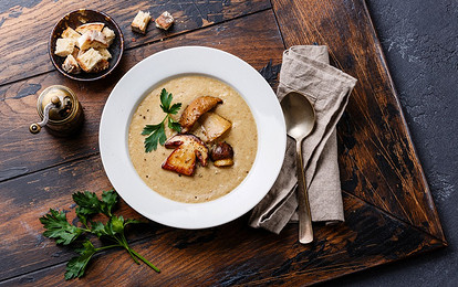 С лисичками, сыром, креветками: 5 рецептов грибного супа в мультиварке