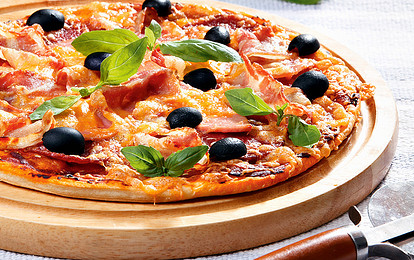 Пицца с салями и маслинами