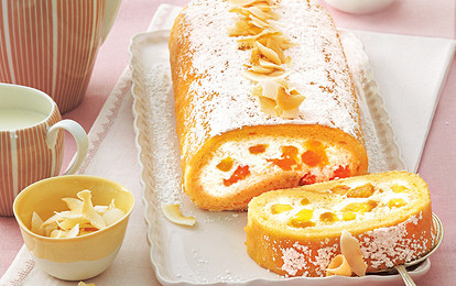 Рулет с нектаринами и кокосом