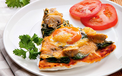 Пицца со шпинатом и яйцами