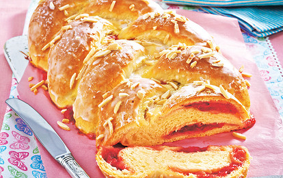 Рулет с джемом и миндалем