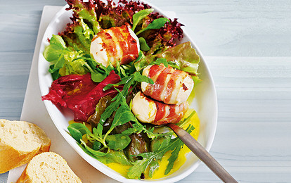 Салат с сыром в беконе