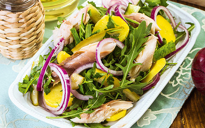 Салат со скумбрией и картофелем