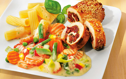 Рулетики из индейки с томатами и шалфеем
