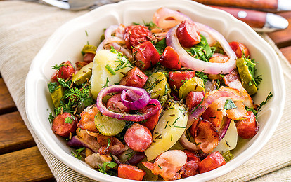 Картофельный салат с копчеными колбасками