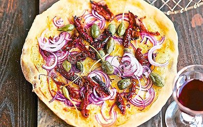 Фокачча с томатами и тертым сыром