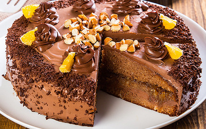 Шоколадный торт с апельсинами и миндалем