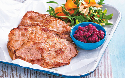 Свинина под свекольным соусом и салатом из моркови